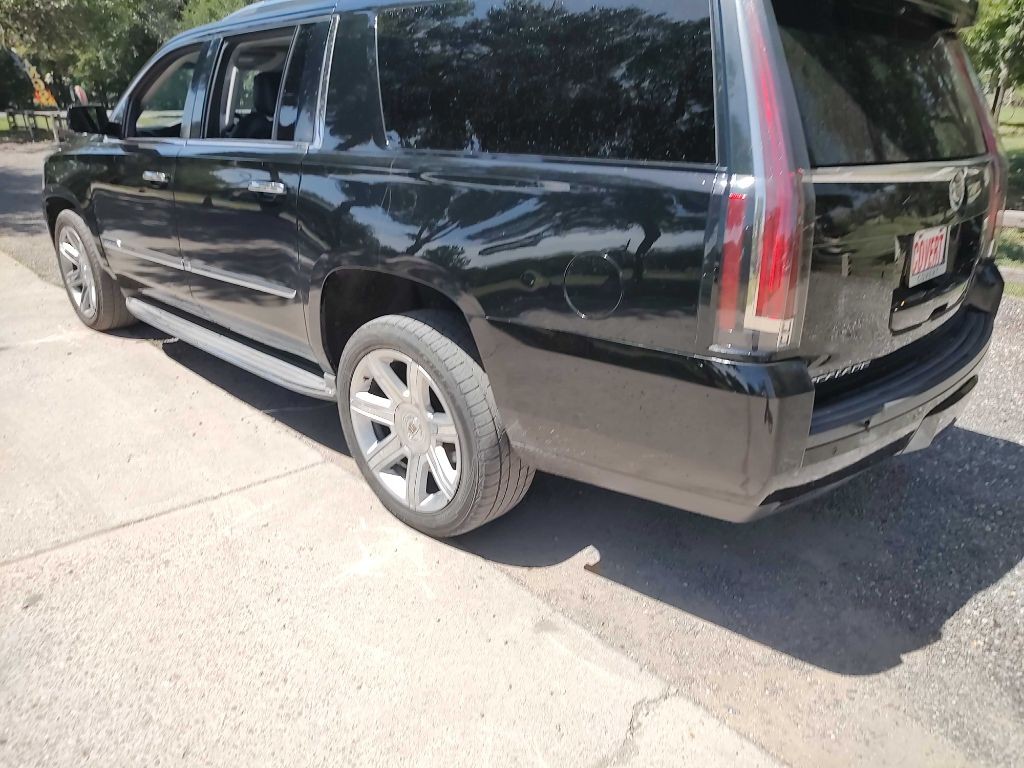 Cadillac Escalade ESV Vehicle Full-screen Gallery Image 04