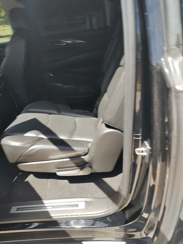 Cadillac Escalade ESV Vehicle Full-screen Gallery Image 06