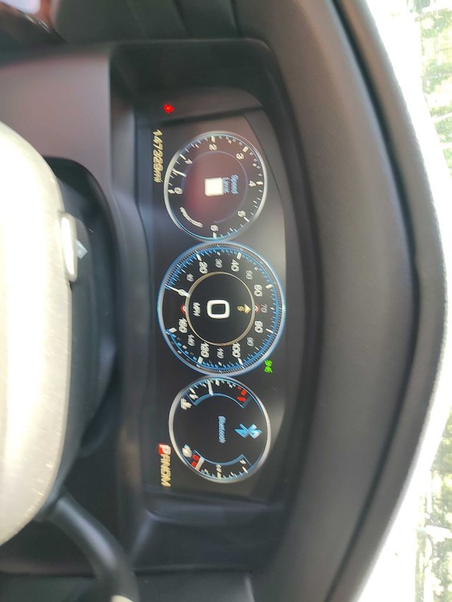 Cadillac Escalade ESV Vehicle Full-screen Gallery Image 07