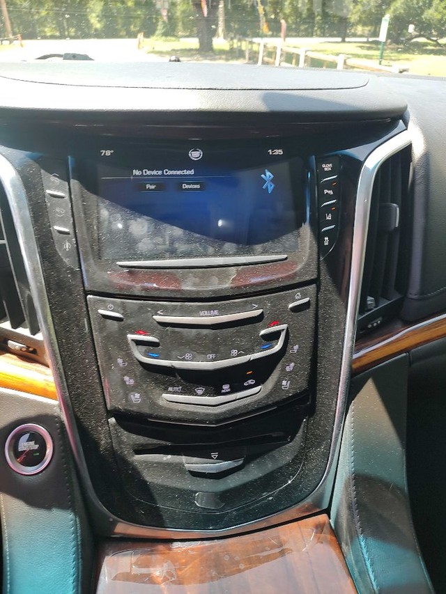 Cadillac Escalade ESV Vehicle Full-screen Gallery Image 08