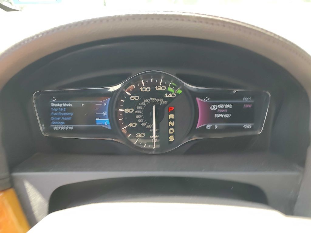 Lincoln MKX Vehicle Full-screen Gallery Image 08