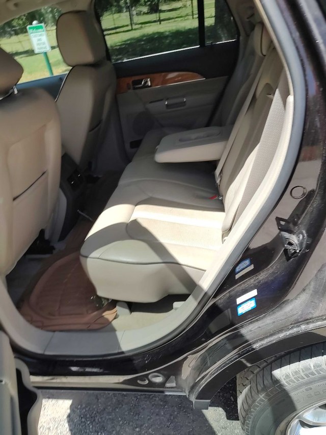 Lincoln MKX Vehicle Full-screen Gallery Image 06