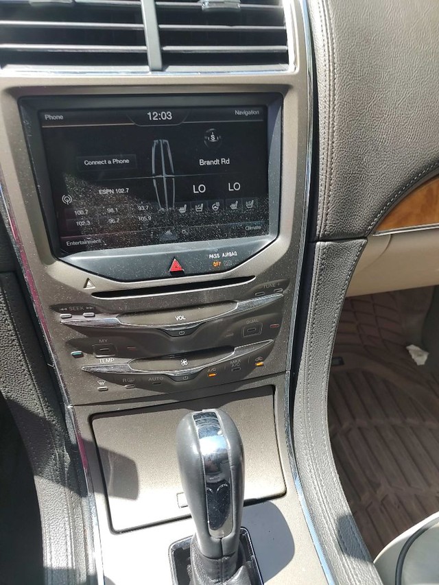 Lincoln MKX Vehicle Full-screen Gallery Image 07