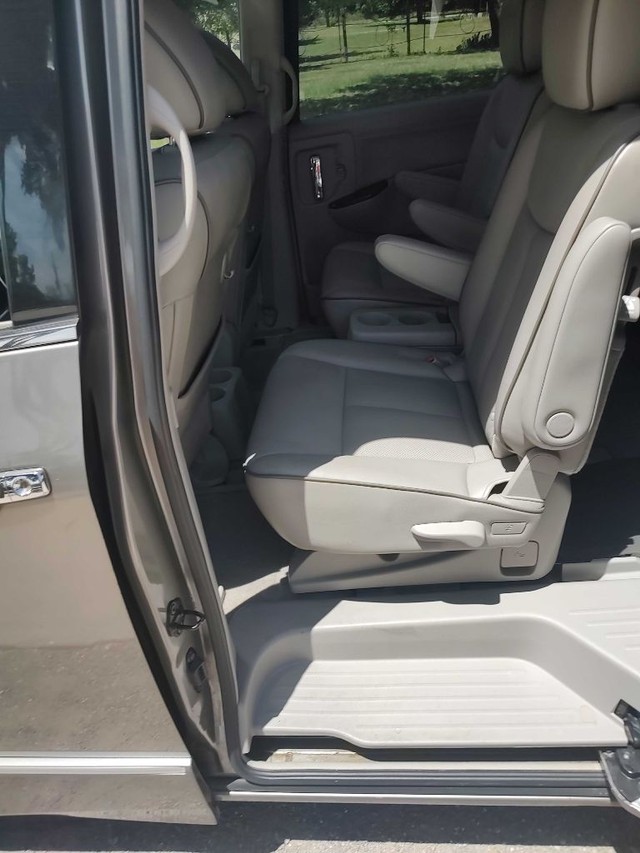 Nissan Quest Vehicle Full-screen Gallery Image 05