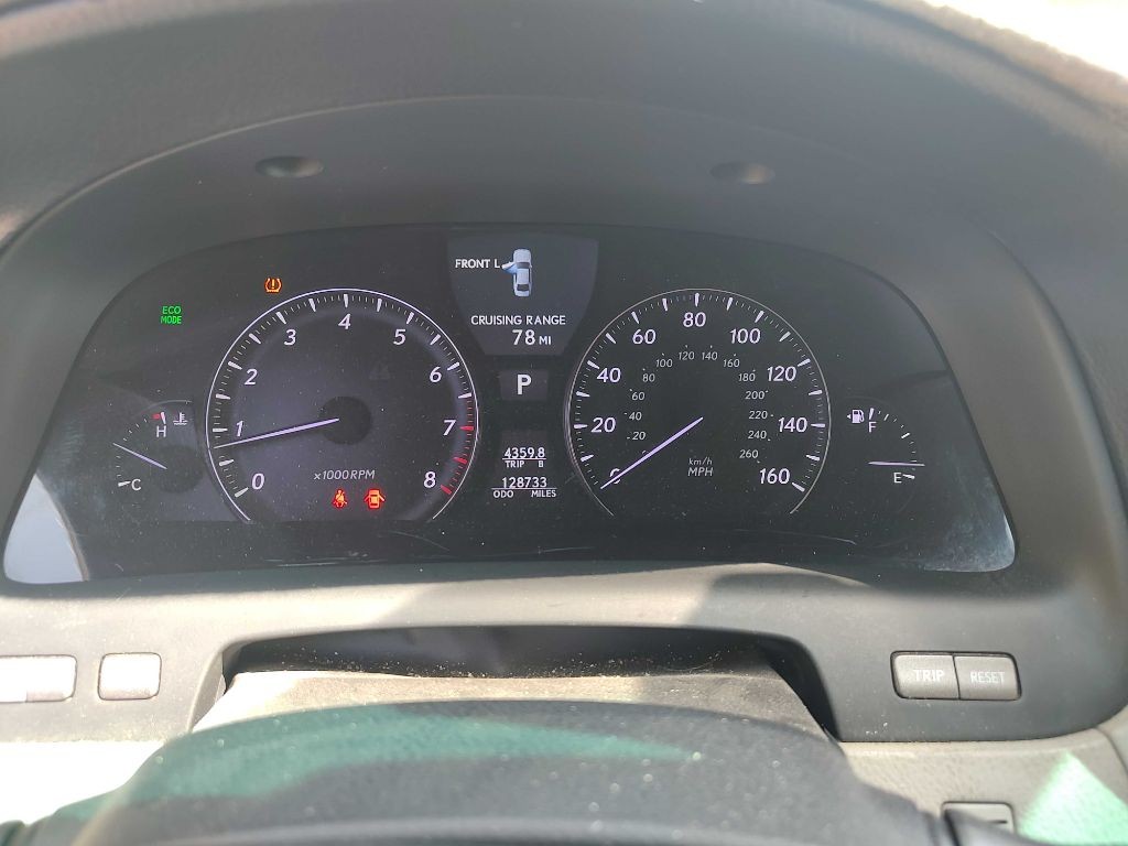 Lexus LS Vehicle Full-screen Gallery Image 08