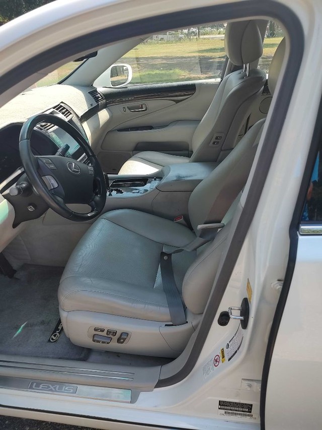 Lexus LS Vehicle Full-screen Gallery Image 04