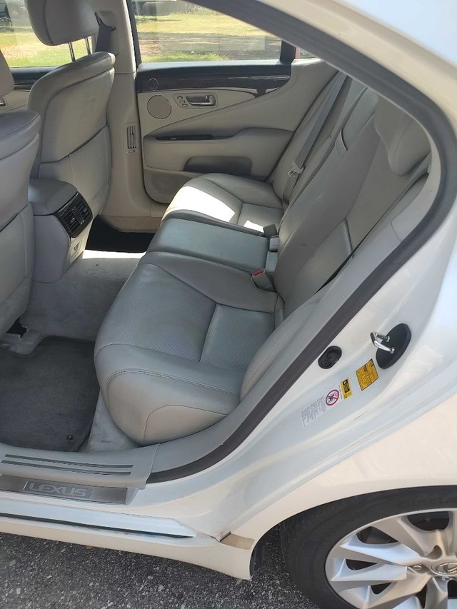 Lexus LS Vehicle Full-screen Gallery Image 05