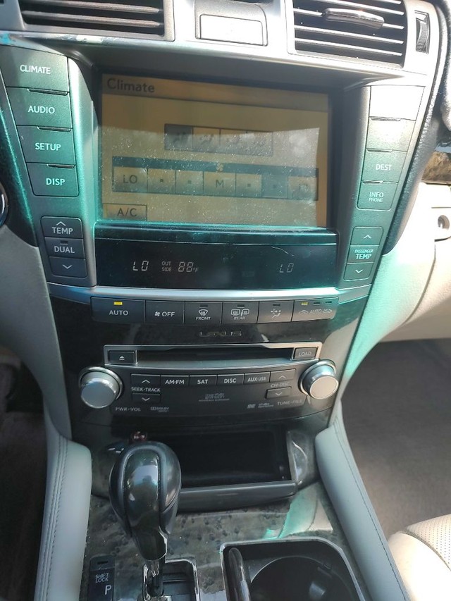 Lexus LS Vehicle Full-screen Gallery Image 07