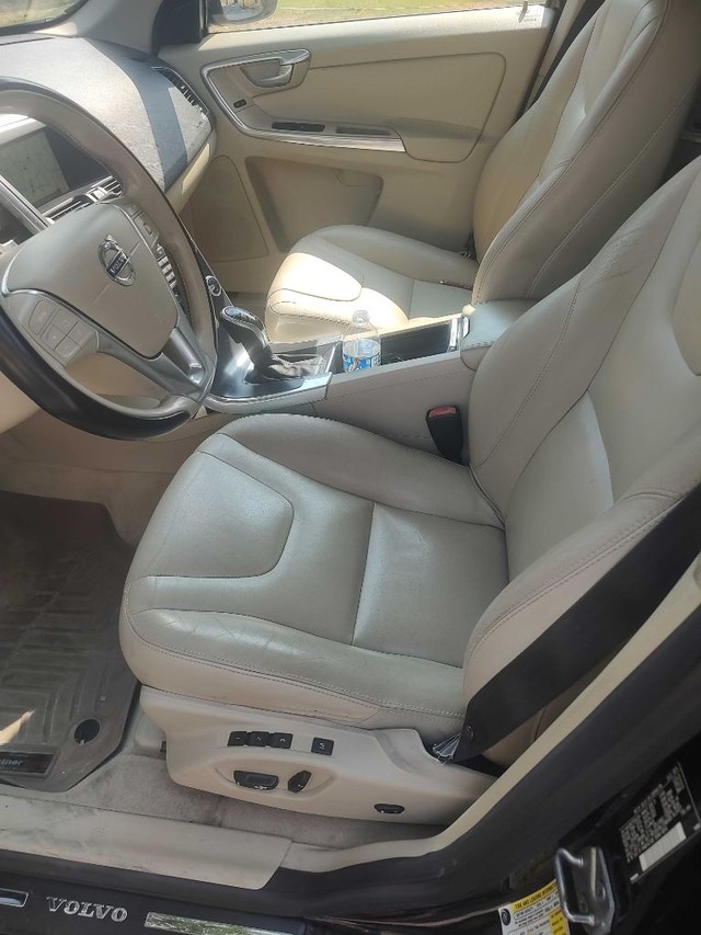 Volvo XC60 Vehicle Full-screen Gallery Image 05