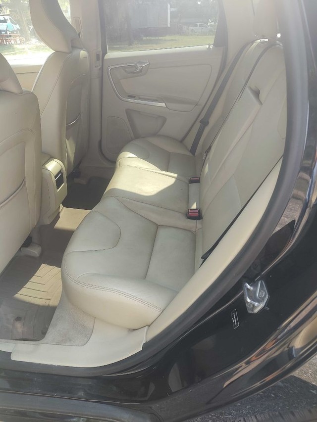 Volvo XC60 Vehicle Full-screen Gallery Image 06