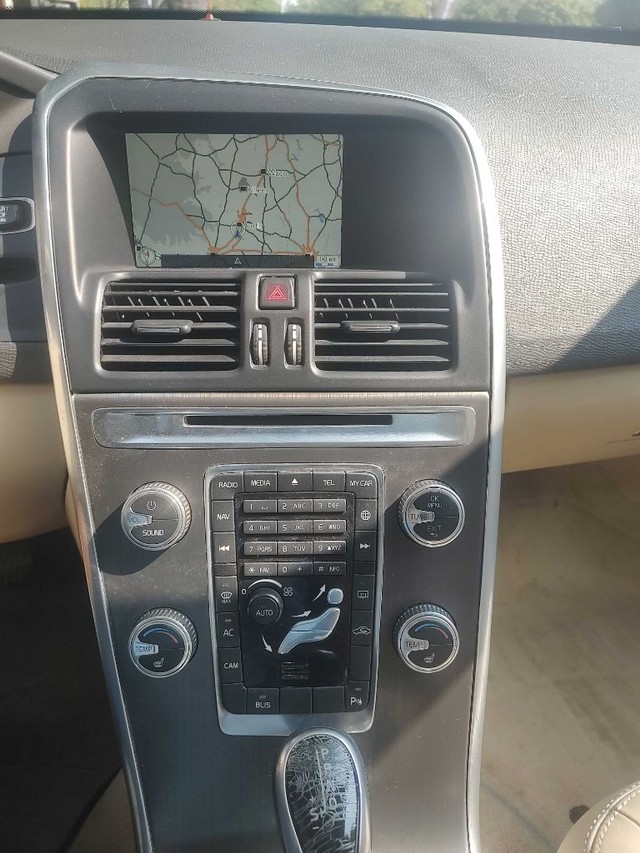 Volvo XC60 Vehicle Full-screen Gallery Image 07