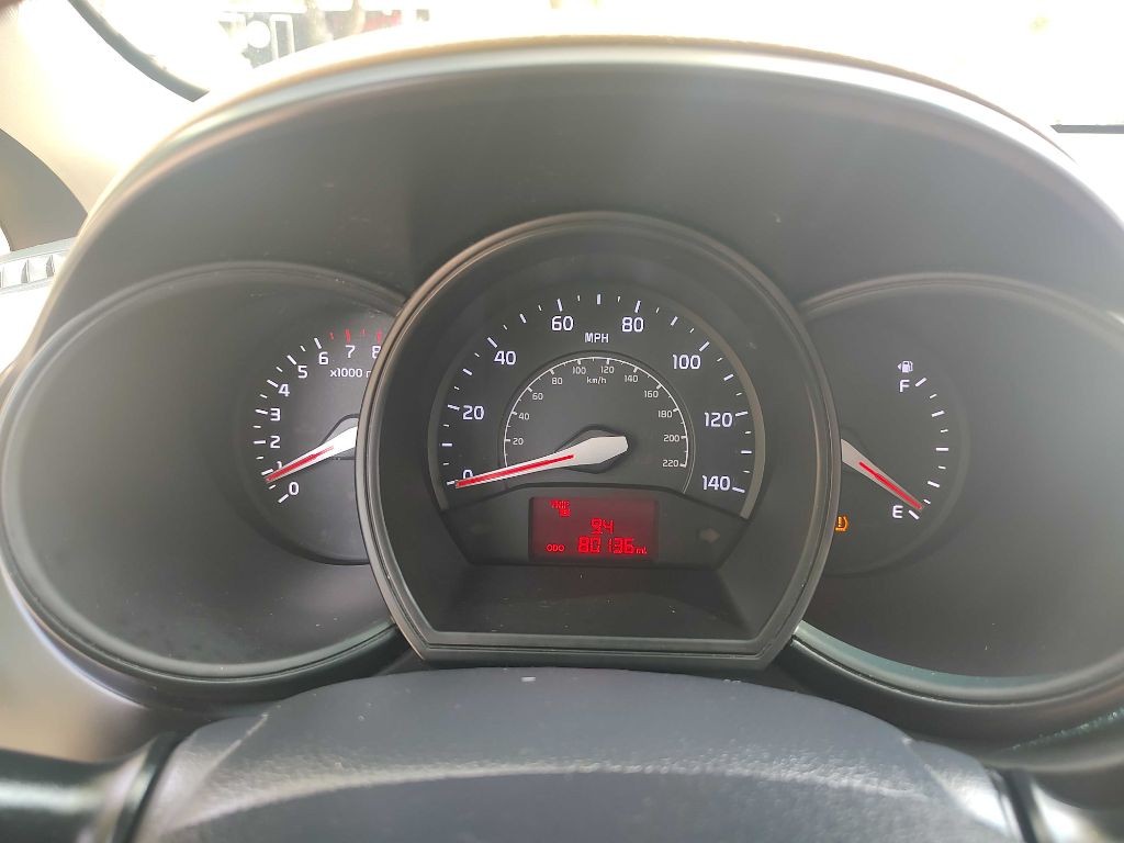 Kia RIO Vehicle Full-screen Gallery Image 08