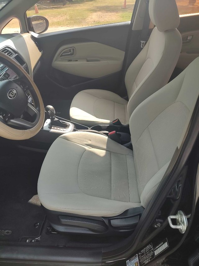 Kia RIO Vehicle Full-screen Gallery Image 05