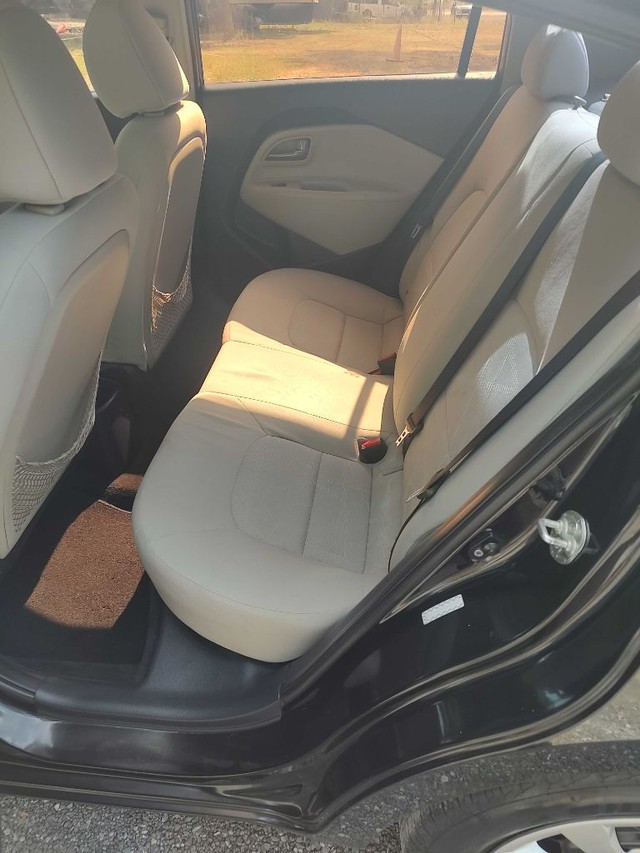 Kia RIO Vehicle Full-screen Gallery Image 06