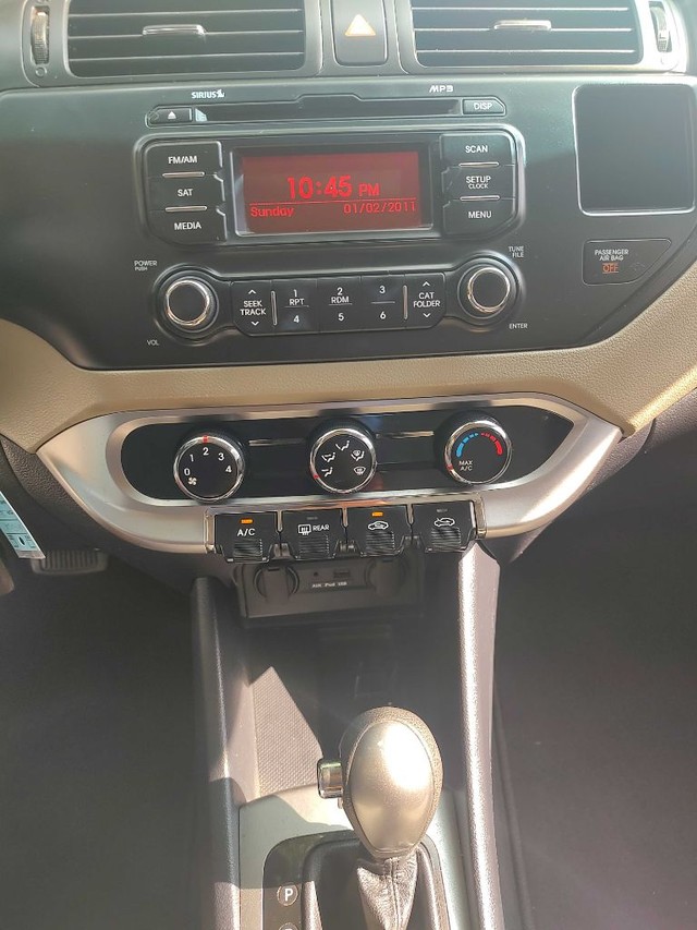 Kia RIO Vehicle Full-screen Gallery Image 07