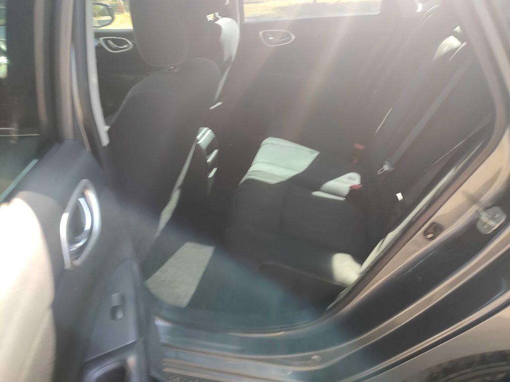 Nissan SENTRA Vehicle Full-screen Gallery Image 05