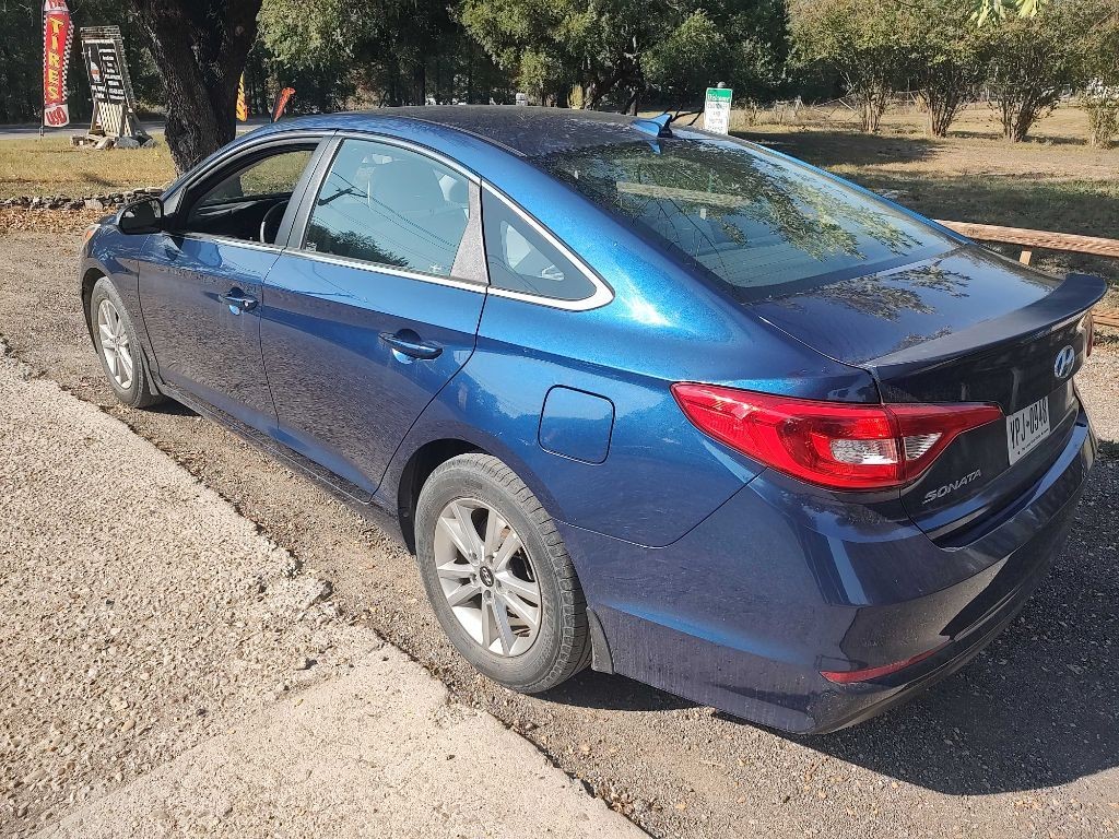 Hyundai Sonata Vehicle Full-screen Gallery Image 04