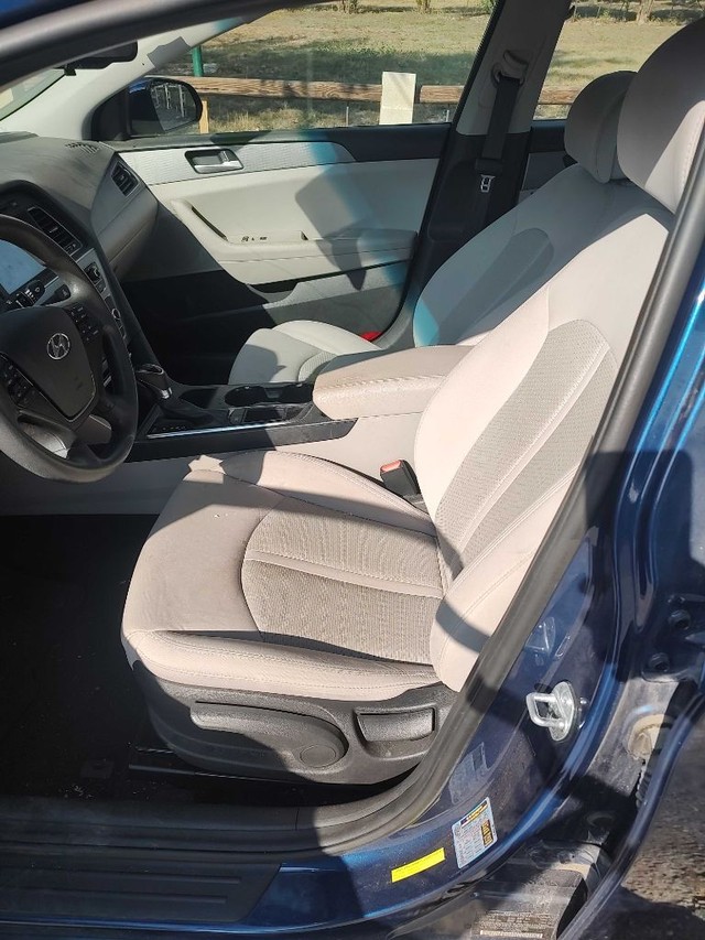 Hyundai Sonata Vehicle Full-screen Gallery Image 05