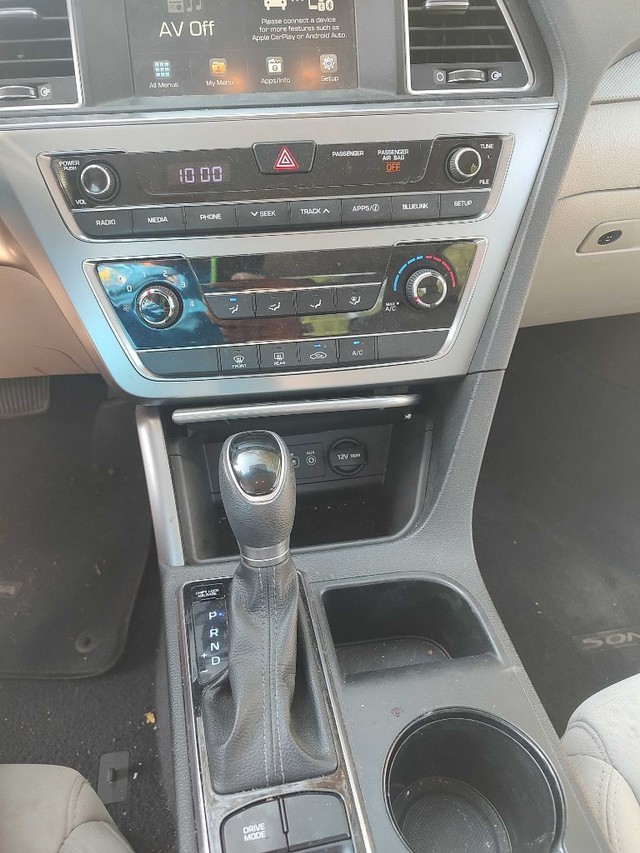 Hyundai Sonata Vehicle Full-screen Gallery Image 07