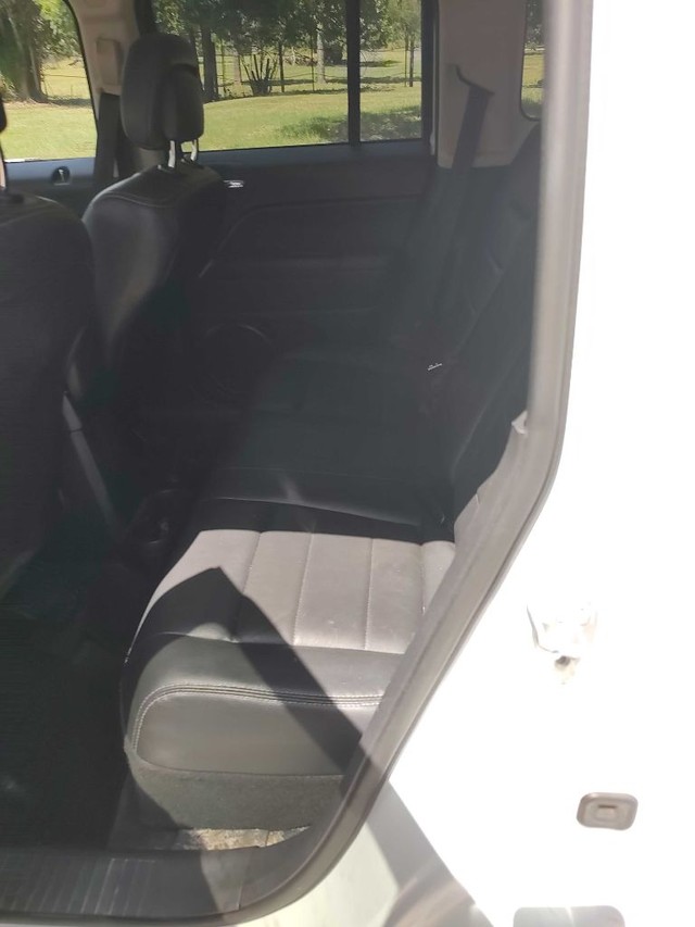 Jeep Patriot Vehicle Full-screen Gallery Image 06