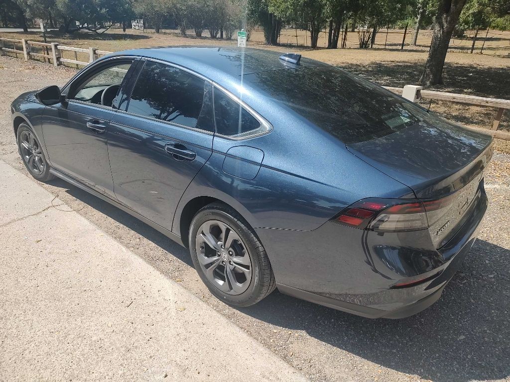 Honda Accord Sedan Vehicle Full-screen Gallery Image 03