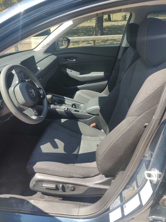 Honda Accord Sedan Vehicle Full-screen Gallery Image 05