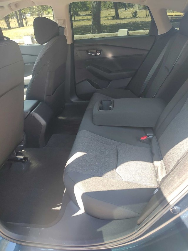 Honda Accord Sedan Vehicle Full-screen Gallery Image 06