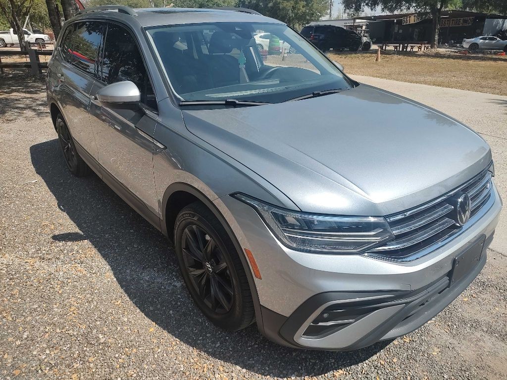 Volkswagen Tiguan Vehicle Full-screen Gallery Image 02