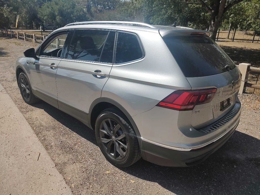 Volkswagen Tiguan Vehicle Full-screen Gallery Image 03