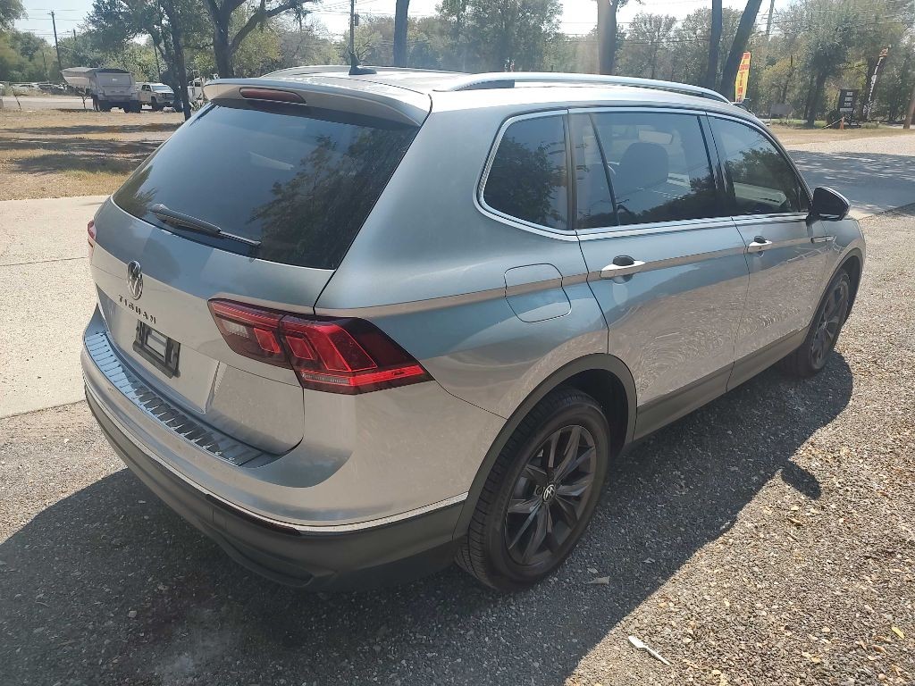 Volkswagen Tiguan Vehicle Full-screen Gallery Image 04