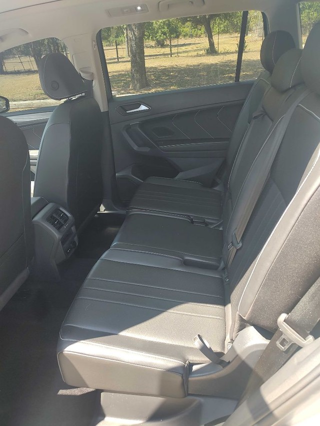 Volkswagen Tiguan Vehicle Full-screen Gallery Image 06