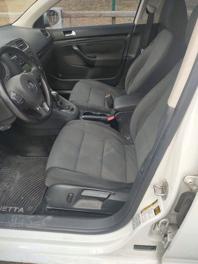 Volkswagen Jetta SportWagen Vehicle Full-screen Gallery Image 05