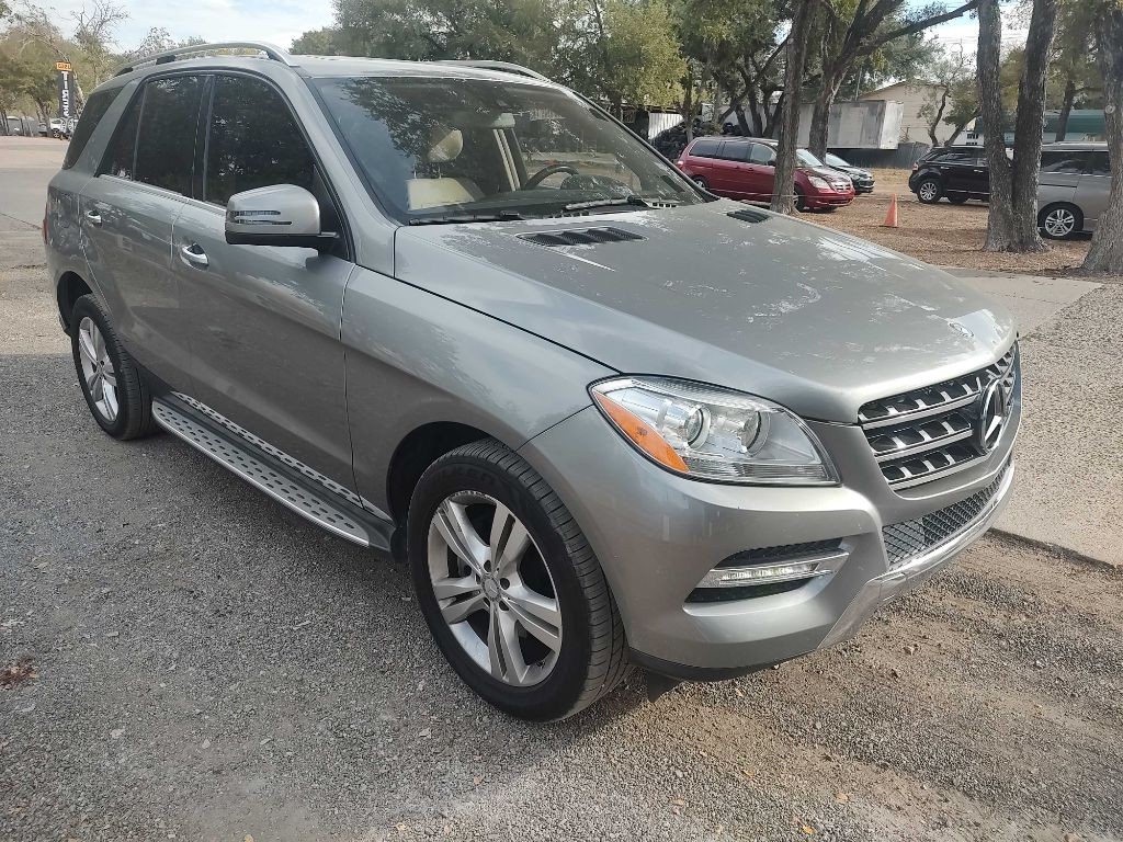 Mercedes-Benz M-Class Vehicle Full-screen Gallery Image 02