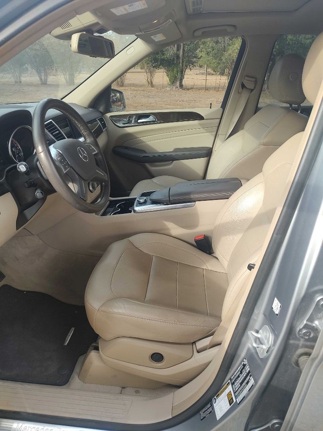 Mercedes-Benz M-Class Vehicle Full-screen Gallery Image 05