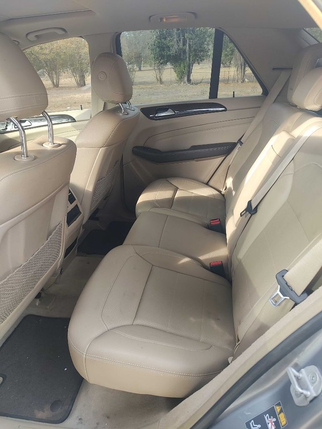 Mercedes-Benz M-Class Vehicle Full-screen Gallery Image 06