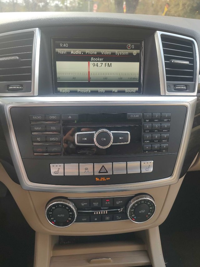 Mercedes-Benz M-Class Vehicle Full-screen Gallery Image 07