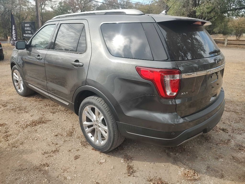 Ford Explorer Vehicle Full-screen Gallery Image 03