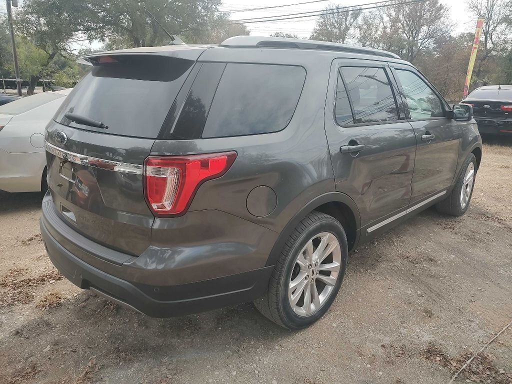 Ford Explorer Vehicle Full-screen Gallery Image 04