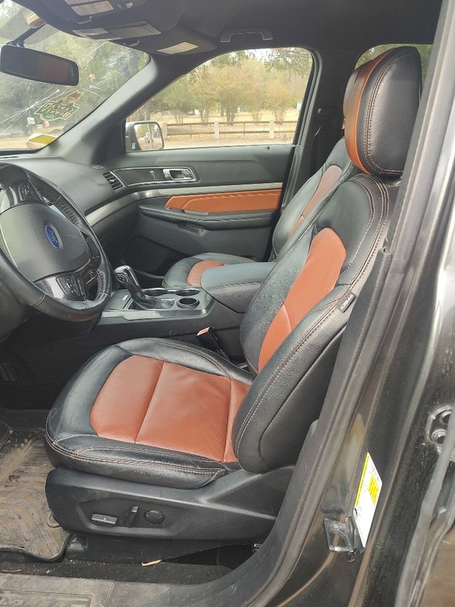 Ford Explorer Vehicle Full-screen Gallery Image 05