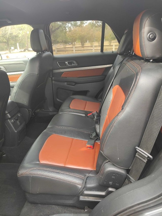 Ford Explorer Vehicle Full-screen Gallery Image 06