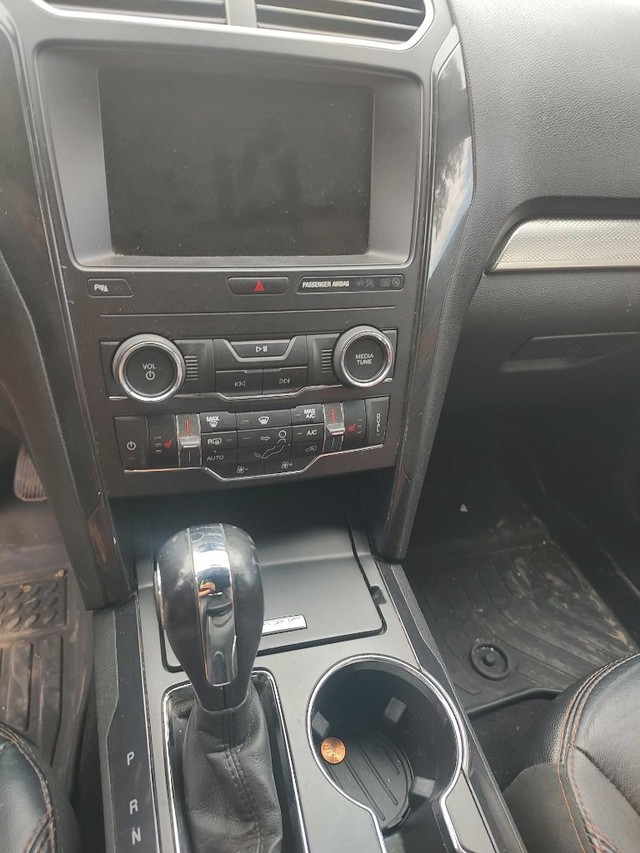 Ford Explorer Vehicle Full-screen Gallery Image 07