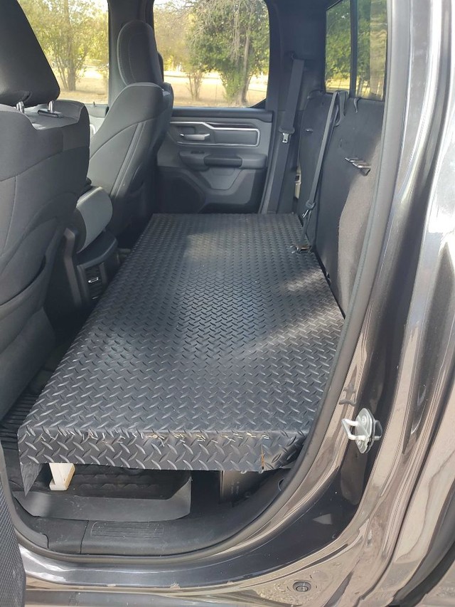 Ram 1500 Vehicle Full-screen Gallery Image 06