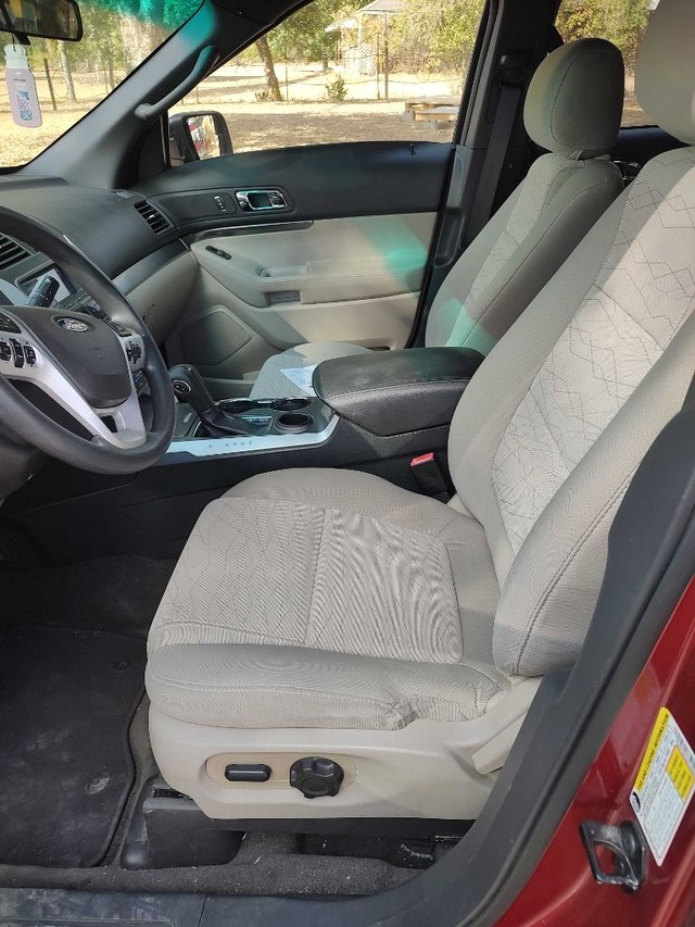 Ford Explorer Vehicle Full-screen Gallery Image 05