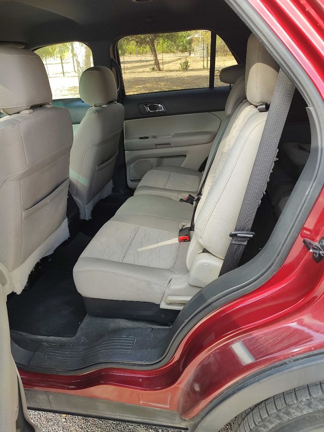 Ford Explorer Vehicle Full-screen Gallery Image 06