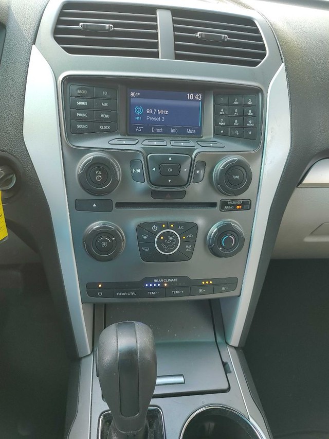 Ford Explorer Vehicle Full-screen Gallery Image 07