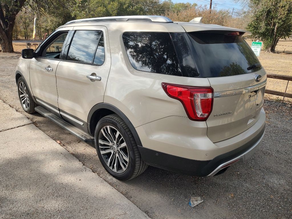 Ford Explorer Vehicle Full-screen Gallery Image 04