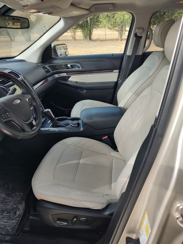 Ford Explorer Vehicle Full-screen Gallery Image 05