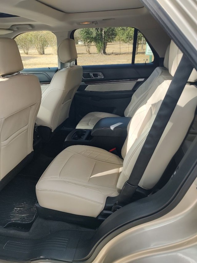 Ford Explorer Vehicle Full-screen Gallery Image 06