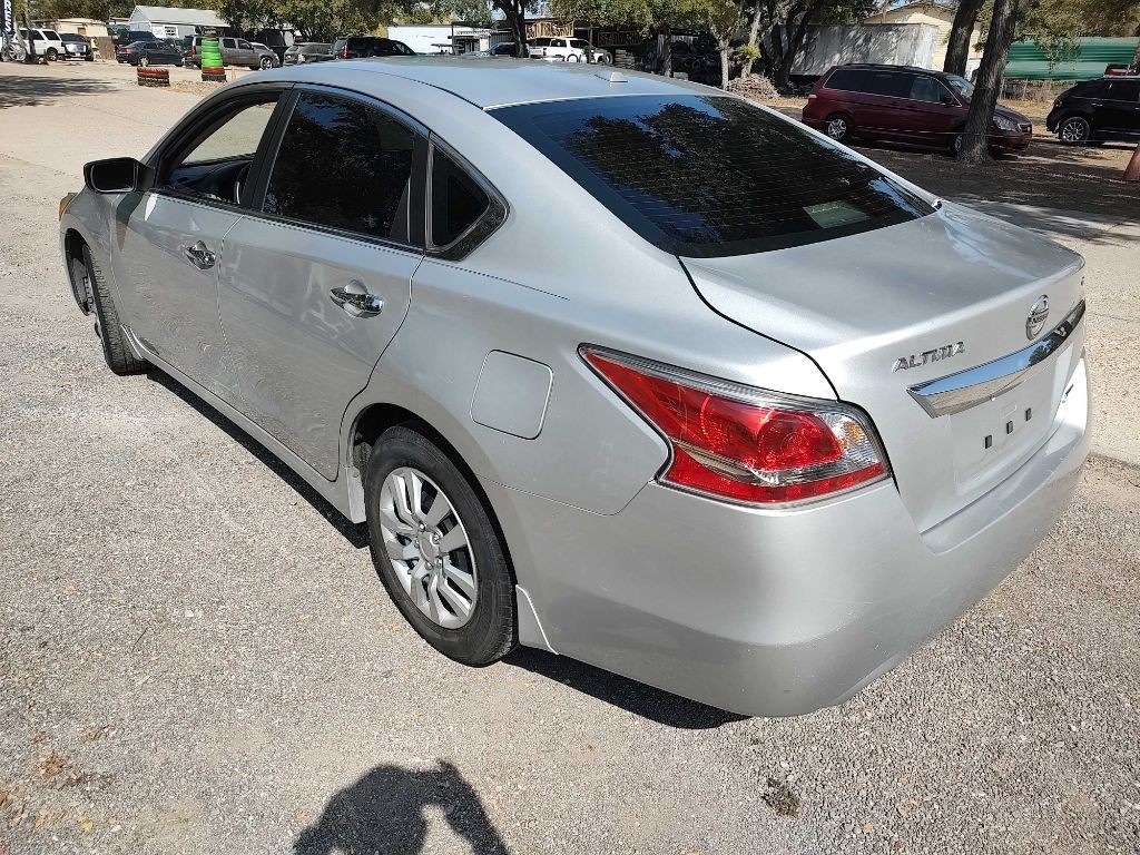 Nissan Altima Vehicle Full-screen Gallery Image 03