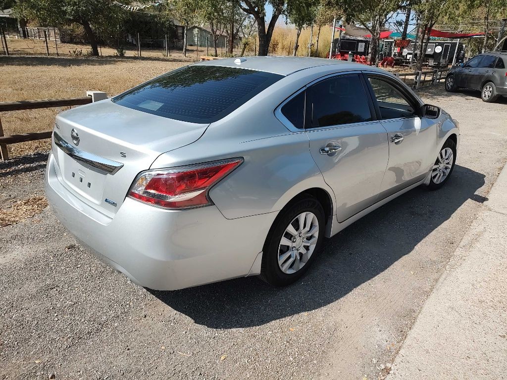 Nissan Altima Vehicle Full-screen Gallery Image 04